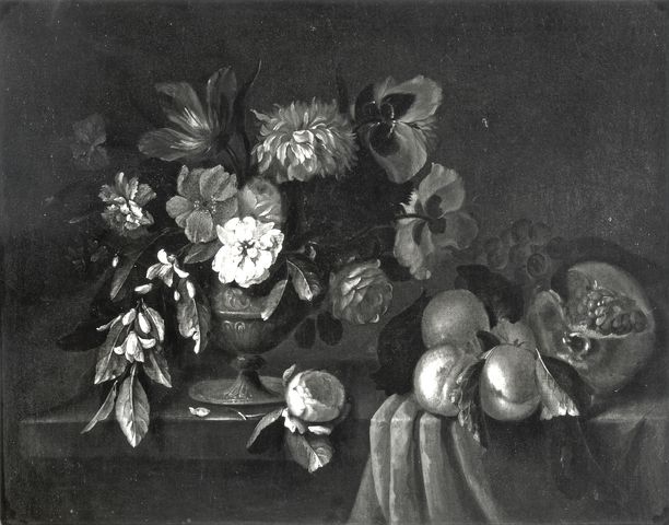 Anonimo — Autore non indicato - sec. XVII - Natura morta con vaso di fiori, frutta e melagrana — insieme